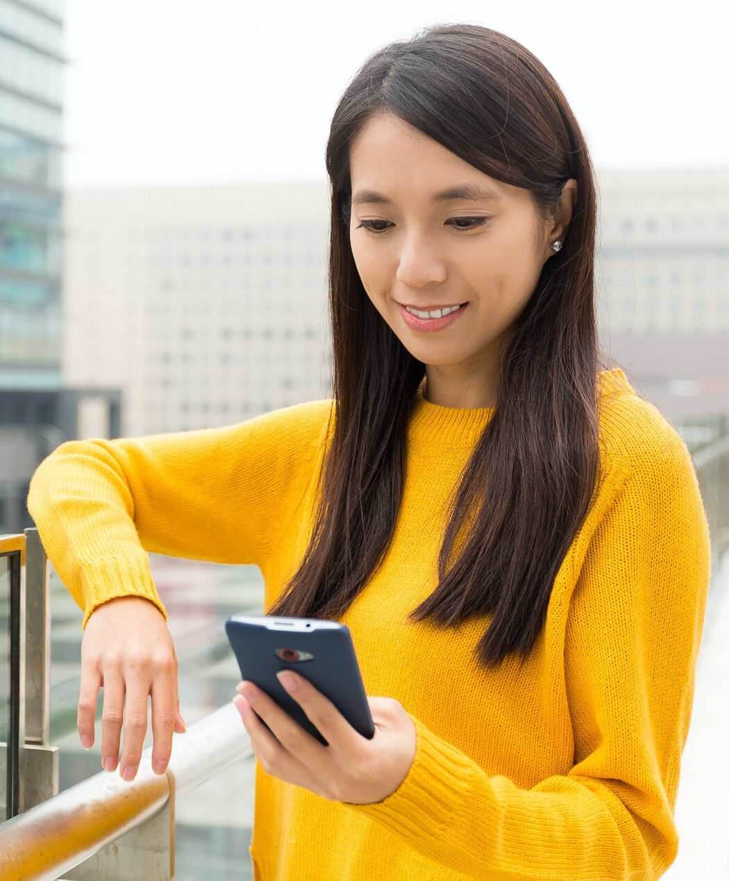 Woman read on the cellphone