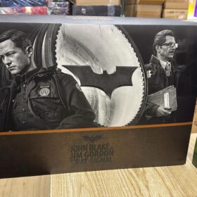 Hottoys MMS275 Batman Begins Armory Bruce Wayne Alfred John Blake Jim Gordon Bat-Signal